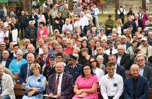 Tłum ludzi zgromadzony pod sceną 