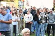Kilkudziesięcioro ludzi obserwujących wykonania artystyczne na scenie 