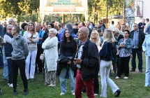 Tłum ludzi bawiących się na parkiecie zewnętrznym