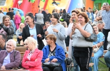 Tłum ludzi obserwujących występy na scenie 