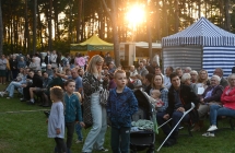 Publiczność dożynek w trakcie wspólnej zabawy 