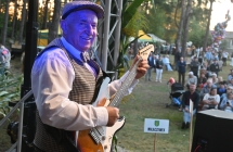 Uśmiechnięty mężczyzna grający na gitarze 