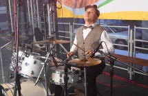 Perkusista w ludowym stroju na scenie 