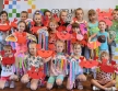 Kilkanaścioro dzieci z pracami plastycznymi 