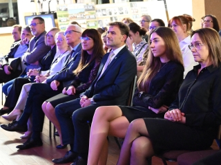 Goście siedzący pod sceną