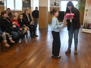 Kobieta wręcza dziewczynce upominek