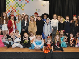 Zdjęcie grupowe kilkudziesięciu dzieci w przebraniach karnawałowych