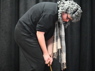 Mężczyzna w przebraniu gestykuluje