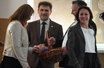 Elegancko ubrany mężczyzna trzyma kosz z poczęstunkiem