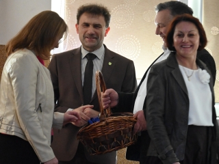 Elegancko ubrany mężczyzna trzyma kosz z poczęstunkiem