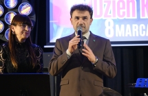 Elegancko ubrany mężczyzna mówi do mikrofonu