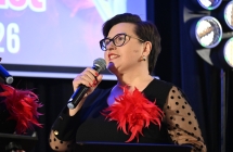 Kobieta śpiewa do mikrofonu