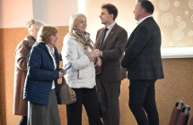 Elegancko ubrani mężczyźni rozmawiają z trzema kobietami