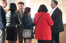 Kilka kobiet rozmawia z elegancko ubranymi mężczyznami