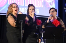 Trzy kobiety śpiewają do mikrofonów