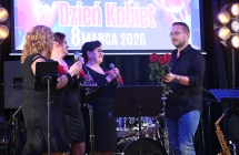 Mężczyzna daje kobietom róże na scenie