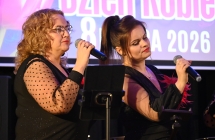 Kobieta śpiewa do mikrofonu