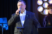 Mężczyzna mówi do mikrofonu