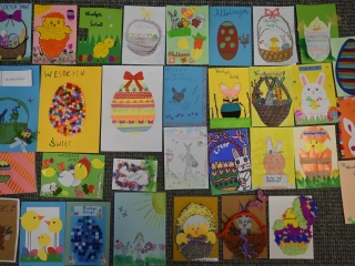 Kilkadziesiąt kartek Wielkanocnych wykonanych przez dzieci 