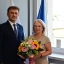 wojt i skarbnik gminy z bukietem kwiatow