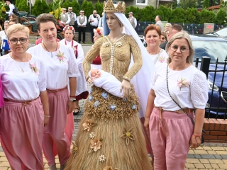 Cztery kobiety stojące przy wieńcu dożynkowym 